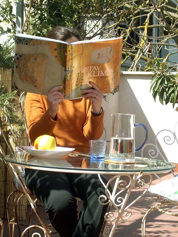 un libro, un tavolo e poco altro per un angolo relax